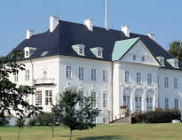 Når dronningen ikke logerer i hendes sommerresidens, kan I opleve slotshaven og hendes rosenhave ved Marselisborg Slot.