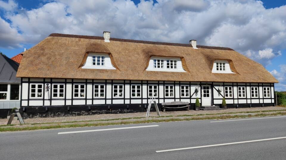 The inn is located in rural surroundings, 10 km from the centre of Aarhus and is housed in a historic building full of charm