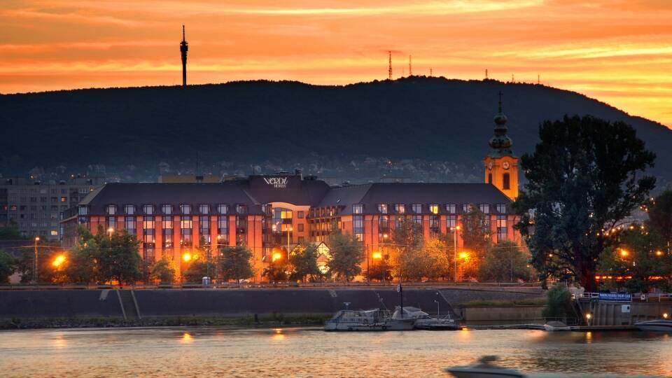 Verdi Budapest Aquincum ligger ved Donaus bredder på den historiske side af Buda.