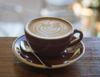 Nyt en kopp gratis kaffe på hotellets terrasse eller på hageterrassen.