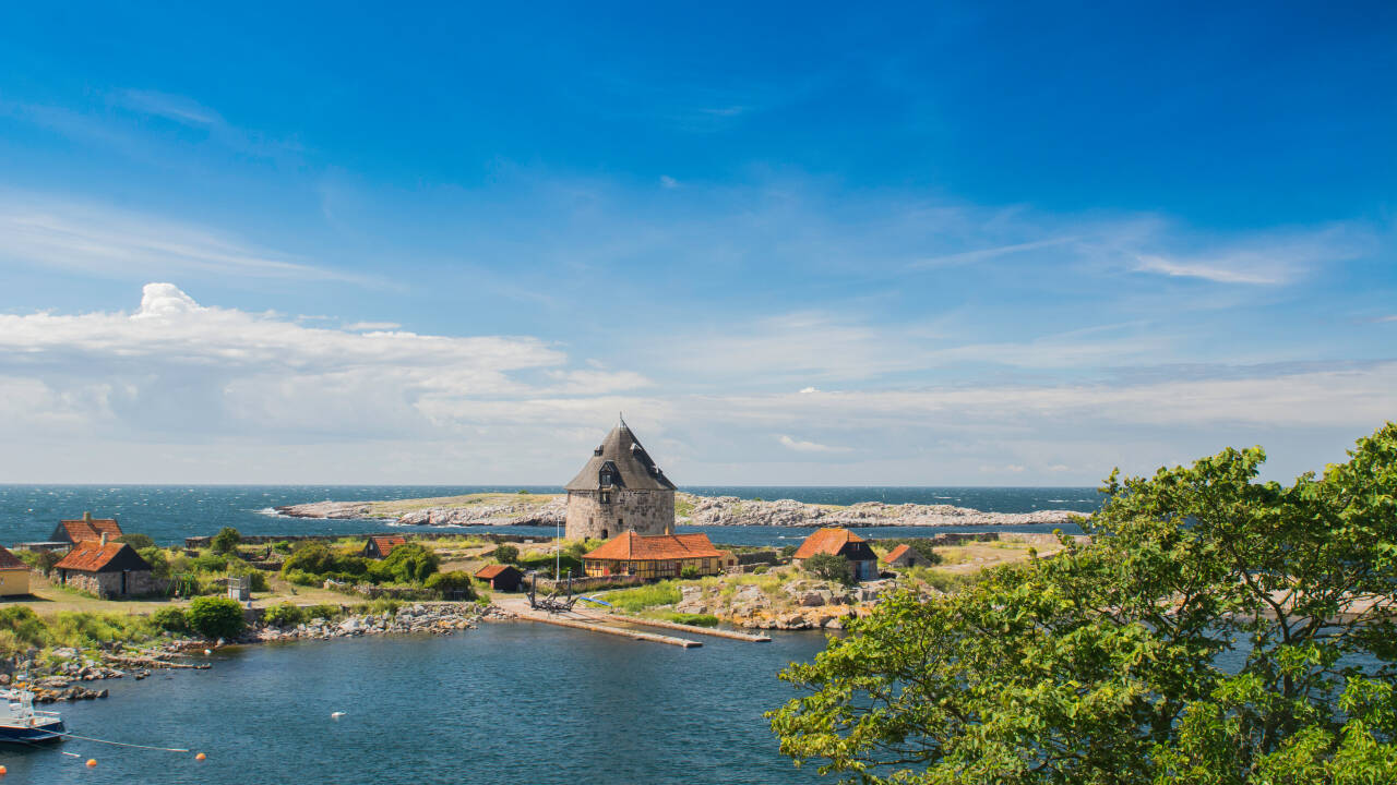 Tag på udflugt til Christiansø i Danmarks eneste skærgård, Ertholmene. Se fæstningen og nyd den rolige natur på øen.