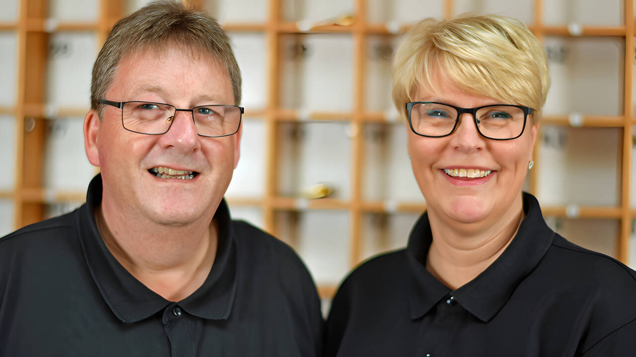 Værtsparret Ellen og Thorbjørn byder velkommen til et hyggeligt ophold med personlig service på Hotel Allinge