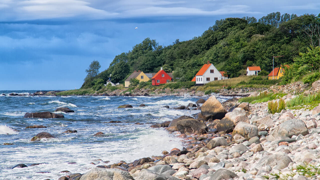 Oplev Bornholms spændende vartegn og seværdigheder. Tag f.eks. en kort tur til Hammershus, Nordeuropas største slotsruin.