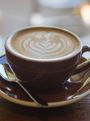 Genießen Sie eine Tasse kostenlosen Kaffee auf der Hotelterrasse oder der Gartenterrasse.