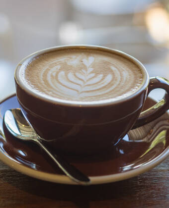 Nyd en kop gratis kaffe i hotellets gårdhave eller på haveterrassen.