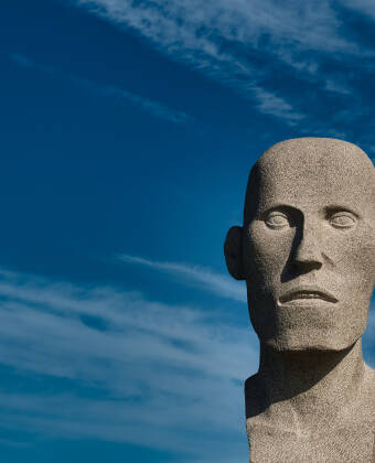 Erkunden Sie den Dodekalitten, ein außergewöhnliches Denkmal, das für seine Steinskulpturen und Musikinstallationen bekannt ist.