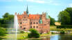 Gör en utflykt till en av Fynbs mest populära sevärdheter, det vackra Egeskov slott