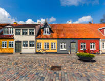 Kjør inn i Odense og besøk H.C. Andersens hus, Eventyrhage eller en av byens mange naturlige og kulturelle perler.