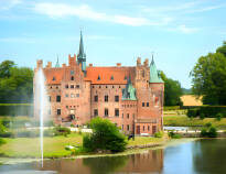 Gå på utflukt og oppdag Fyns mest populære attraksjon, Egeskov slott.