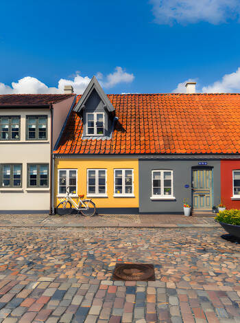 Kjør inn i Odense og besøk H.C. Andersens hus, Eventyrhage eller en av byens mange naturlige og kulturelle perler.