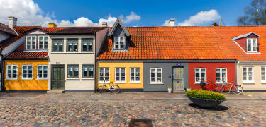 Kjør inn i Odense og besøk H.C. Andersens hus, Eventyrhage eller en av byens mange naturlige og kulturelle perler.