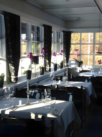 Deilig klassisk dansk mat serveres i den innbydende restauranten.