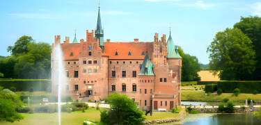 Gå på utflukt og oppdag Fyns mest populære attraksjon, Egeskov slott.