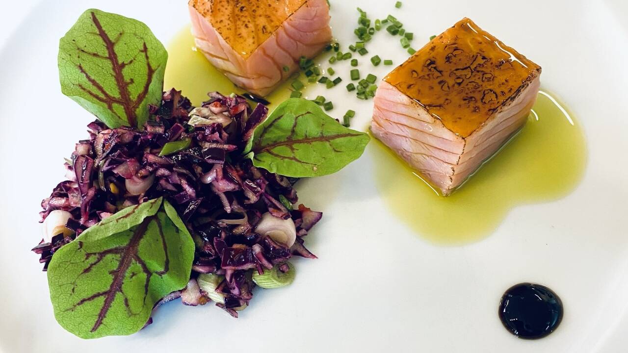 På Agersø Kro kan gjestene oppleve raffinert gastronomi, hvor hver rett tilberedes med omtanke og lidenskap.