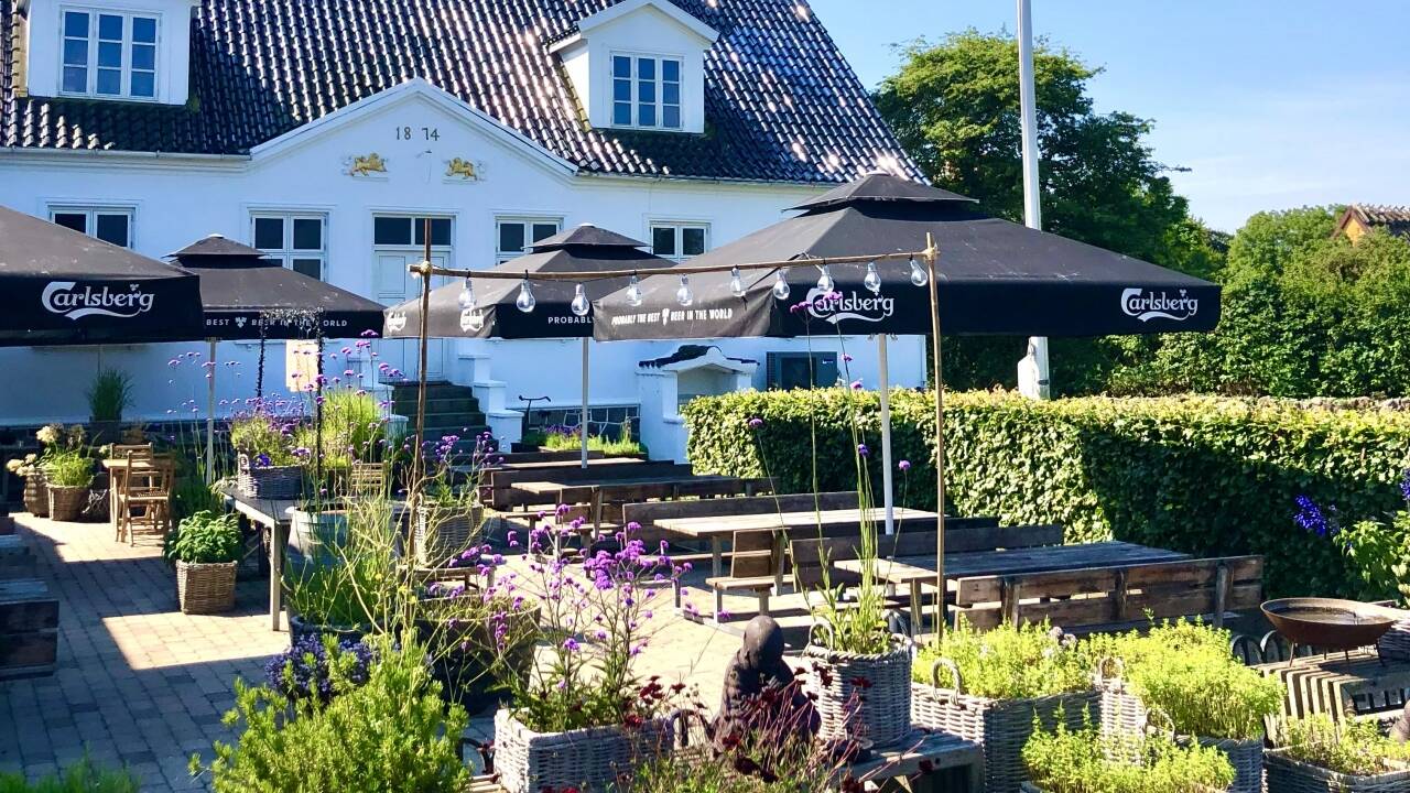 På en dejlig dag kan du sidde på haveterrassen, slappe af i de fredelige omgivelser og virkelig mærke øens charme.