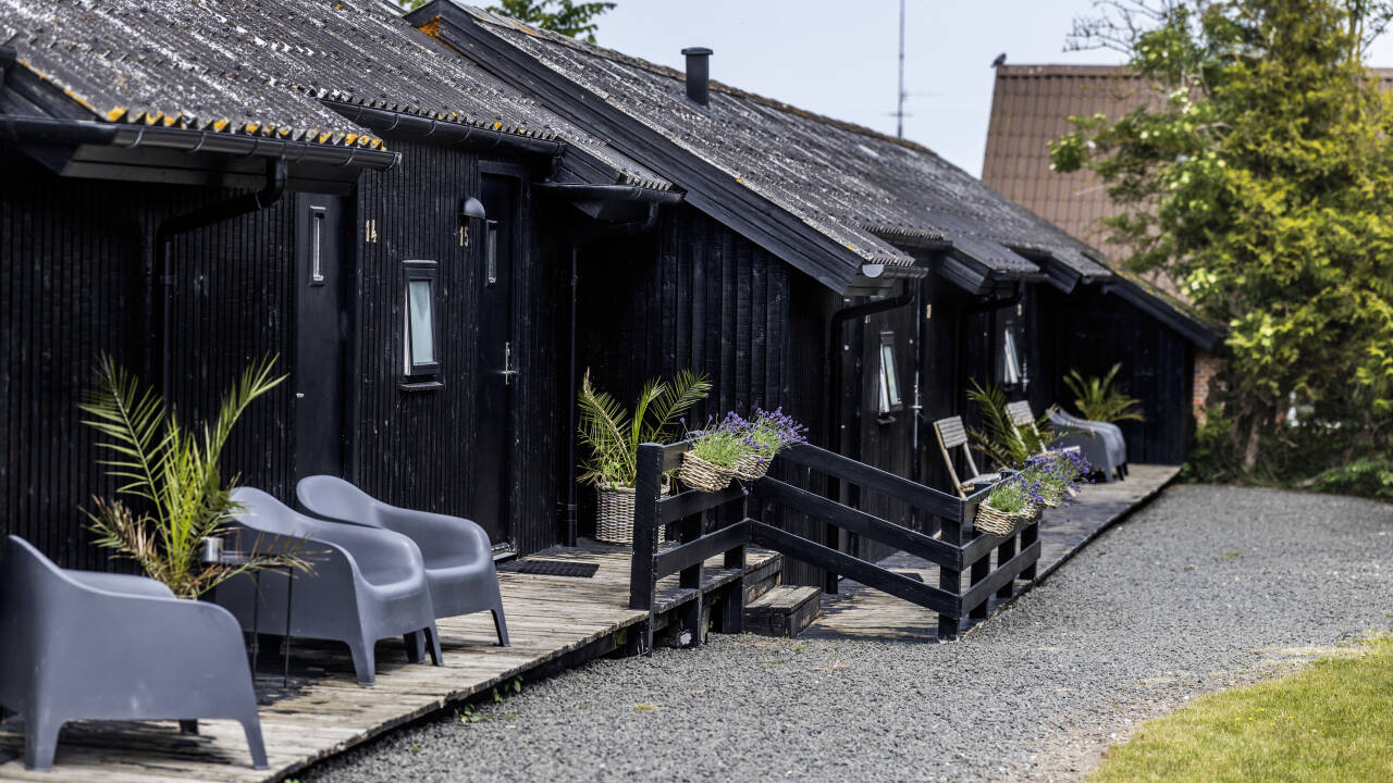Nyd et af hotellets dejlige værelser - alle beliggende i stueplan med en masse ro, hygge og følelse af et rigtig ø ophold.