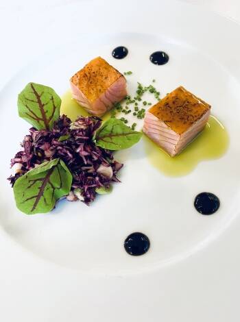 På Agersø Kro kan gästerna uppleva förfinad gastronomi där varje rätt lagas med omsorg och passion.