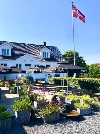An einem schönen Tag können Sie auf der Gartenterrasse sitzen, in der ruhigen Umgebung entspannen und den Charme des Insellebens genießen.