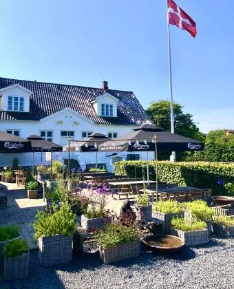 På en fin dag kan du sitte på hageterrassen, slappe av i de rolige omgivelsene og virkelig kjenne sjarmen ved øylivet.