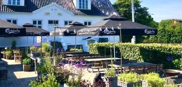 På en fin dag kan du sitte på hageterrassen, slappe av i de rolige omgivelsene og virkelig kjenne sjarmen ved øylivet.