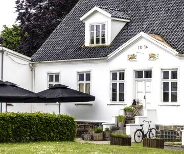 Dette fredelige sted ligger kun 15 minutters færgesejlads fra Skælskør og Sjælland. Ren balsam for sjælen med dette ø ophold.