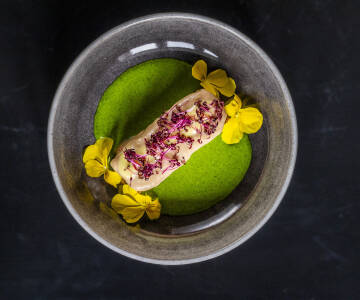 På Agersø Kro kan gæster opleve forfinet gastronomi, hvor hver ret tilberedes med omhu og passion.