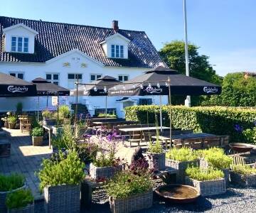 På en fin dag kan du sitte på hageterrassen, slappe av i de rolige omgivelsene og virkelig kjenne sjarmen ved øylivet.