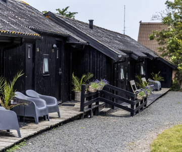 Nyt et av hotellets hyggelige rom – alle ligger i første etasje og tilbyr ro, komfort og følelsen av en ekte øyferie.