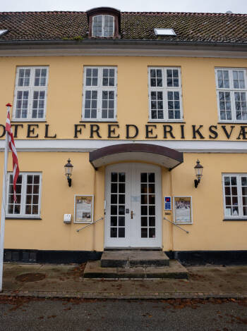 Hotellet är centralt beläget i Frederiksvaerk och är en bra utgångspunkt för äventyr på Nordsjälland