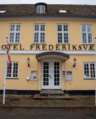 Das Hotel liegt im Zentrum von Frederiksvaerk und ist ein idealer Ausgangspunkt für Ausflüge im Norden von Seeland.