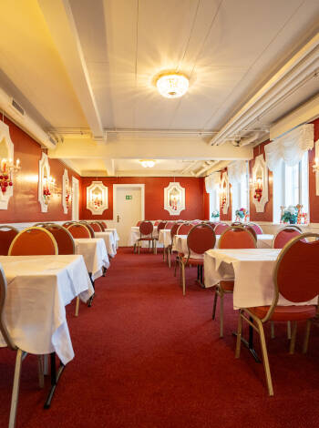 Njut av utsökt säsongsbetonad mat på hotellets restaurang.
