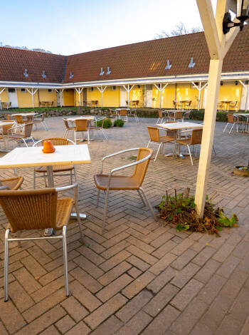 In the hotel's cosy courtyard you can enjoy a cup of coffee in the good weather