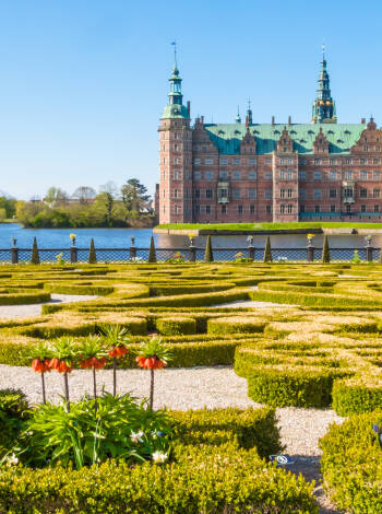 Ta en tur till vackra Frederiksborg Slott, bara 20 km från hotellet