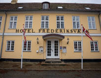Hotellet är centralt beläget i Frederiksvaerk och är en bra utgångspunkt för äventyr på Nordsjälland