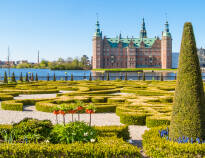 Kør en tur til det smukke Frederiksborg Slot, som ligger kun 20 km fra hotellet