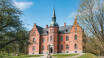 Gör utflykter till lokala museer eller det charmiga slottet i Tranekær