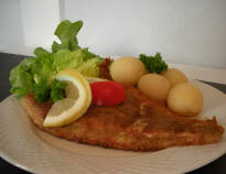 I restauranten serveres en overdådig fiskebuffet kombinert med tradisjonel dansk kromat.