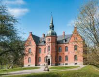 Besøg nogle af de lokale museer, eller kør en tur til det charmerende Tranekær Slot.