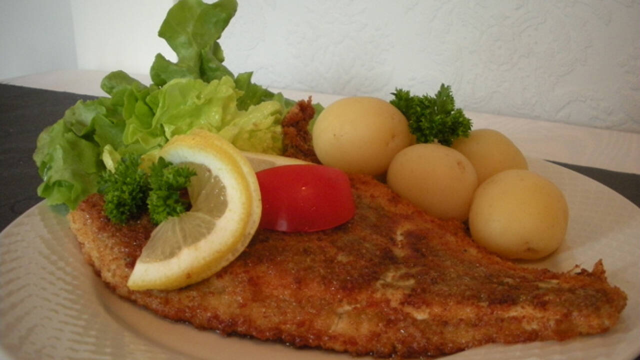 I restauranten serveres en overdådig fiskebuffet kombineret med traditionel dansk kromad.