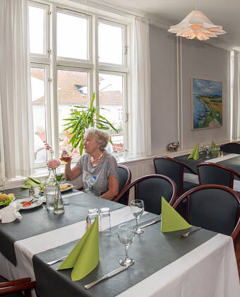 Hier wartet ein traditioneller Kro-Aufenthalt mit einer Menge an Gemütlichkeit und gutem Essen in der schönen maritimen Umgebung der Hafenstadt.