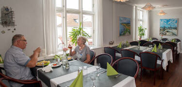 Her venter et tradisjonelt kroopphold med masse hygge og god mat i havnebyens skjønne maritime omgivelser.