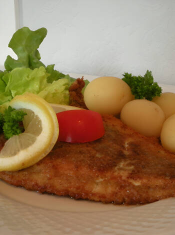 Im Restaurant wird ein üppiges Fischbüfett, das mit traditionellem dänischen Essen kombiniert wird, serviert.