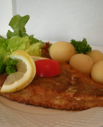 I restauranten serveres en overdådig fiskebuffet kombineret med traditionel dansk kromad.