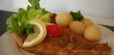 I restauranten serveres en overdådig fiskebuffet kombineret med traditionel dansk kromad.