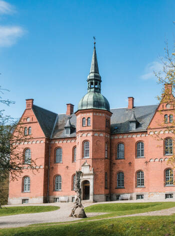 Besøk noen av de lokale museene, eller kjør en tur til det sjarmerende Tranekær slottet.