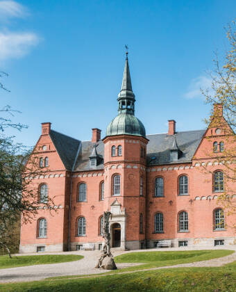 Besøk noen av de lokale museene, eller kjør en tur til det sjarmerende Tranekær slottet.