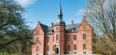 Besøk noen av de lokale museene, eller kjør en tur til det sjarmerende Tranekær slottet.