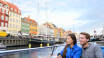 Köpenhamn är livligt och erbjuder många spännande upplevelser som en sightseeingtur med en kanalbåt