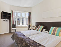 I kommer til at bo på et af hotellets flotte superiorværelser, som tilbyder god plads og komfort under opholdet.