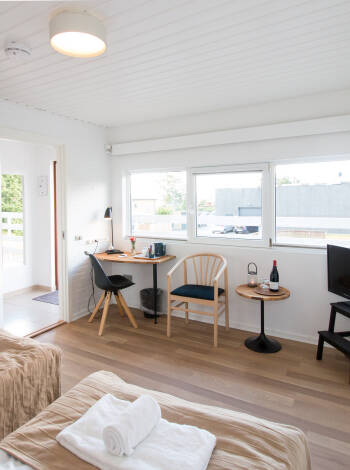 Hotellets standardrum är inredda i ljusa färger och utgör en bra bas för ert besök på Nordjylland.